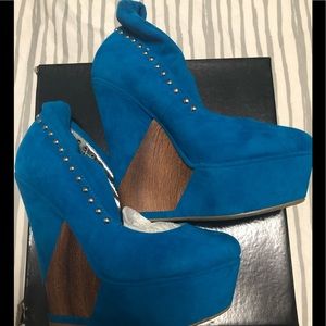Posh Lara wedges BNIB sz 7.5